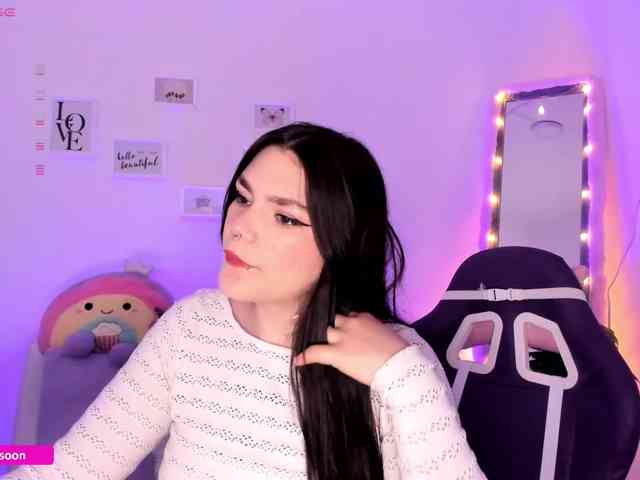 LiaTomson webcam