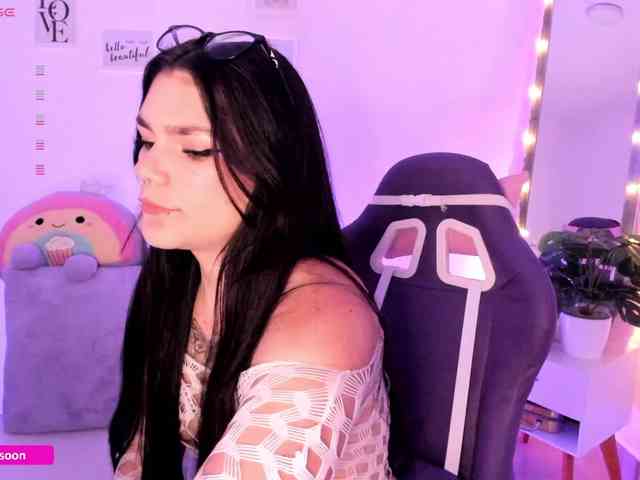 LiaTomson webcam