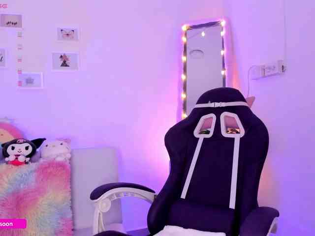 LiaTomson webcam