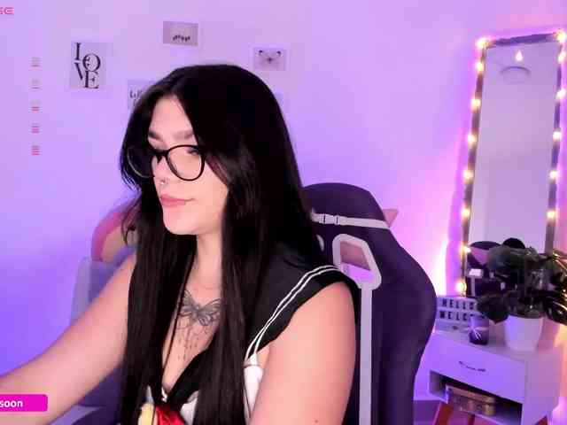 LiaTomson webcam
