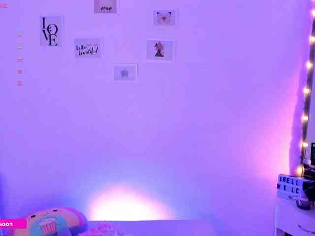 LiaTomson webcam