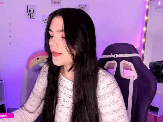 LiaTomson webcam
