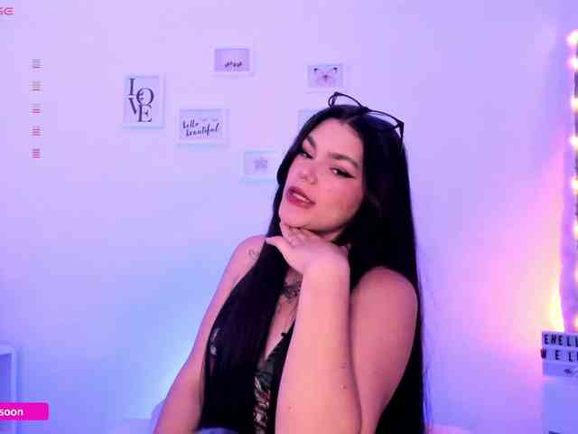 LiaTomson webcam