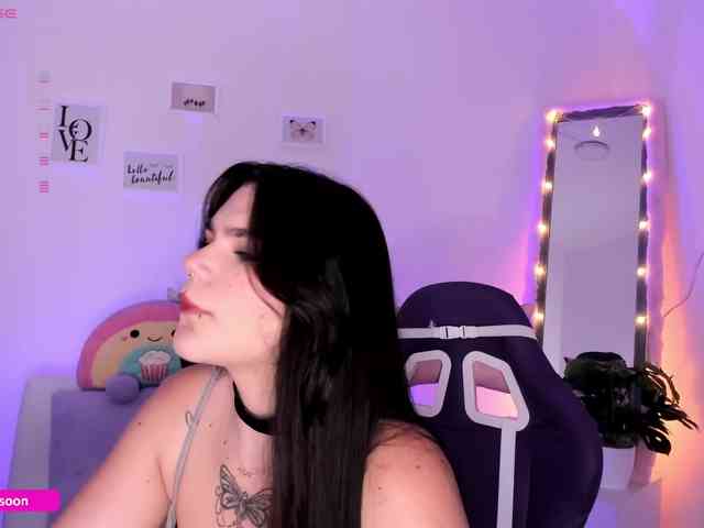 LiaTomson webcam