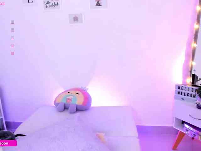 LiaTomson webcam