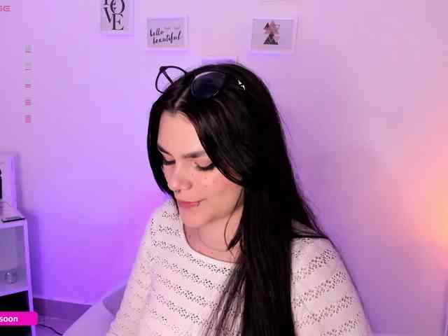 LiaTomson webcam