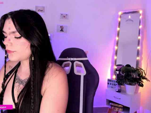 LiaTomson webcam