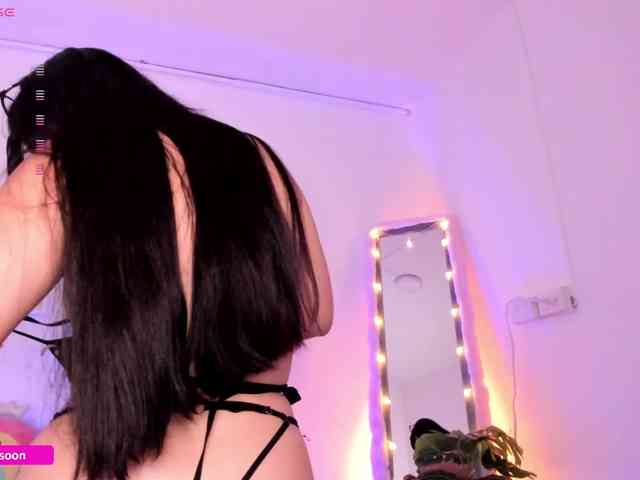 LiaTomson webcam