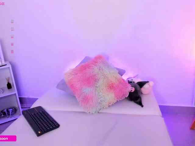 LiaTomson webcam