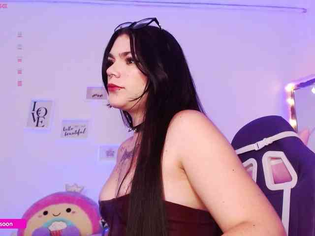 LiaTomson webcam
