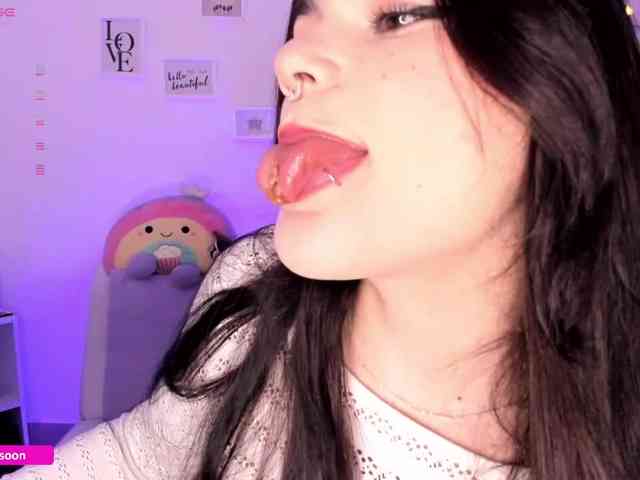 LiaTomson webcam