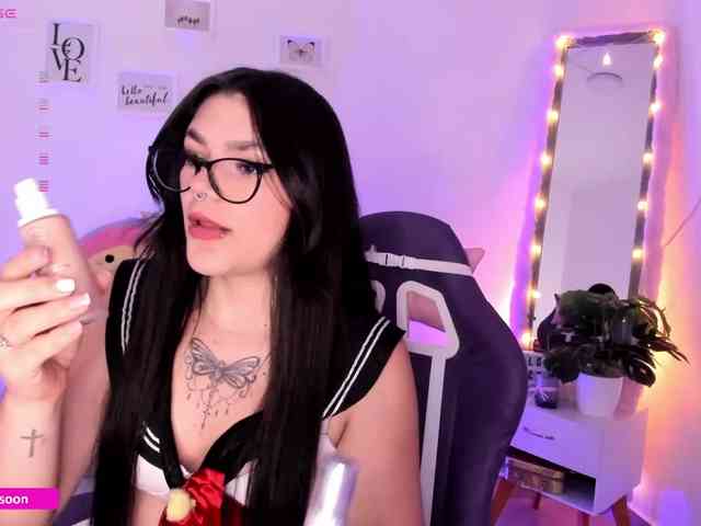 LiaTomson webcam