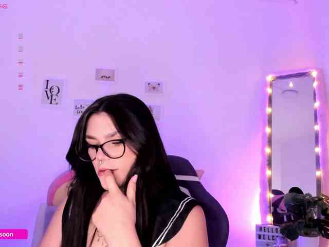 LiaTomson webcam