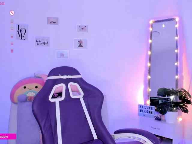 LiaTomson webcam