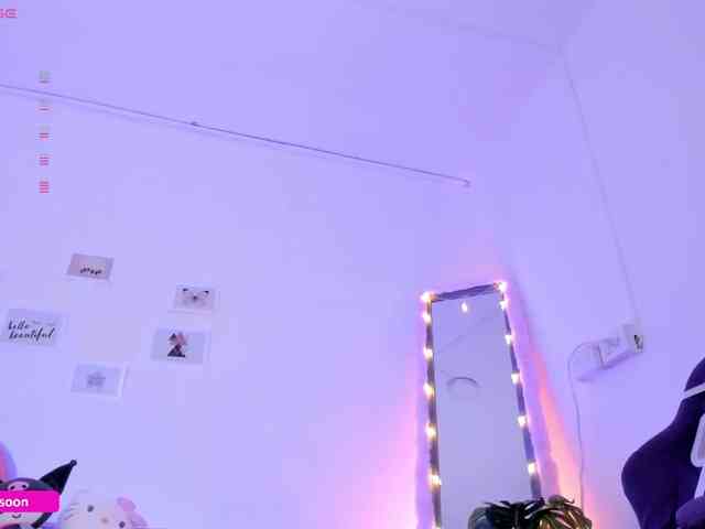 LiaTomson webcam