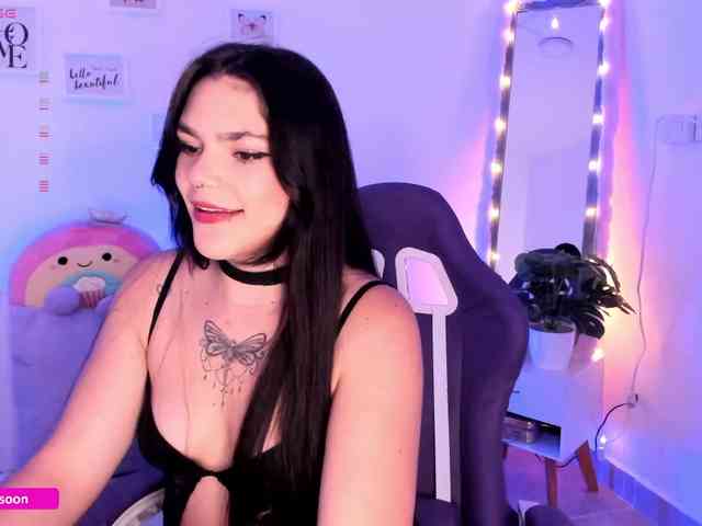 LiaTomson webcam