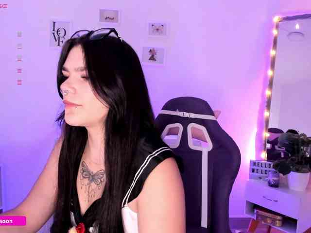 LiaTomson webcam