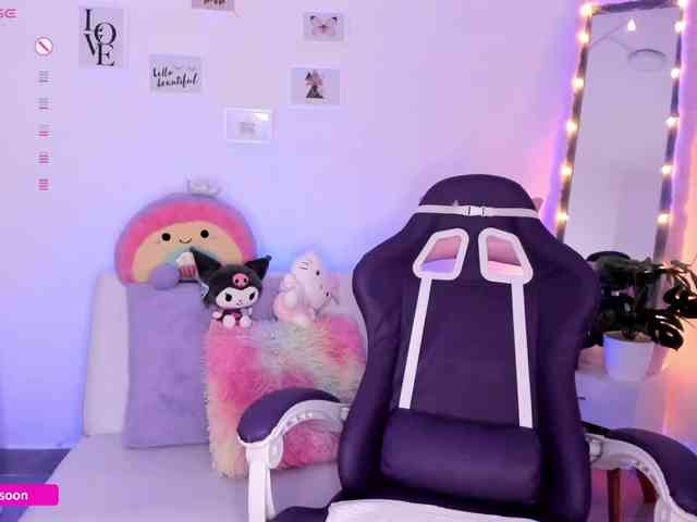 LiaTomson webcam