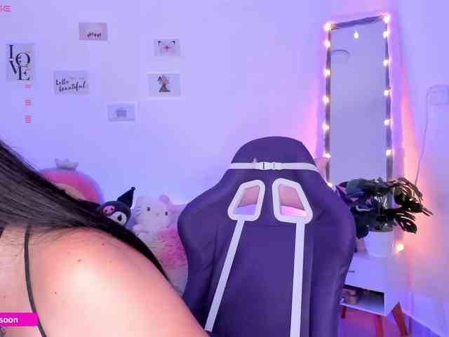 LiaTomson webcam