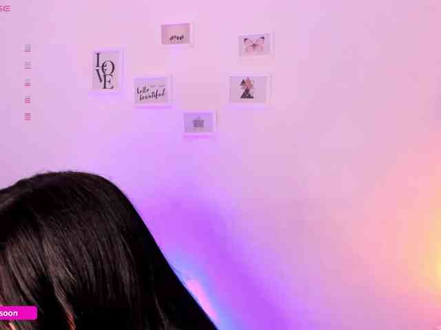 LiaTomson webcam