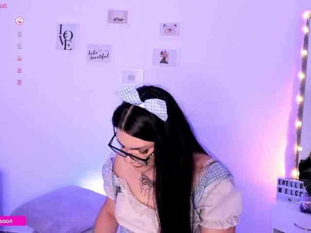 LiaTomson webcam