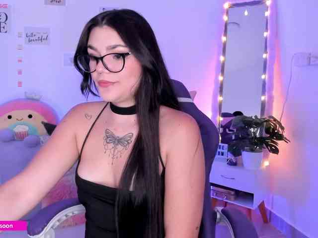 LiaTomson webcam