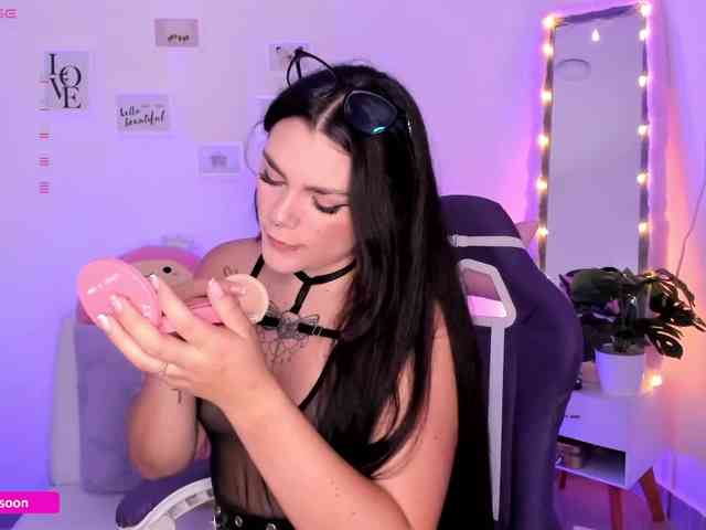 LiaTomson webcam