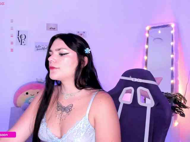 LiaTomson webcam