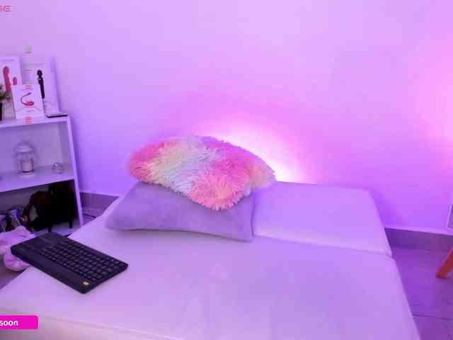 LiaTomson webcam