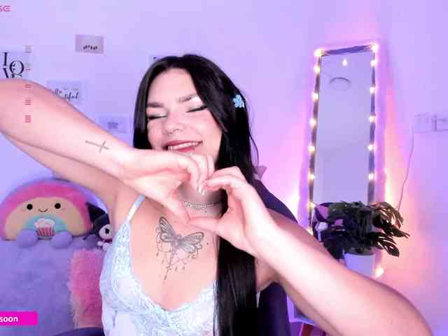 LiaTomson webcam