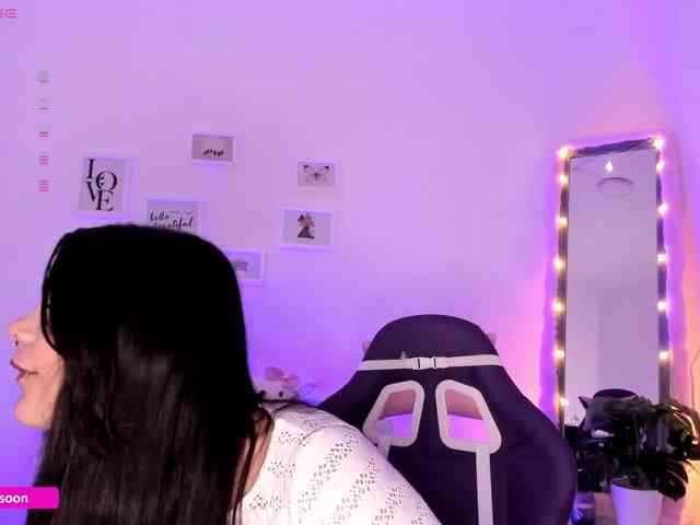 LiaTomson webcam