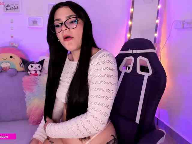 LiaTomson webcam