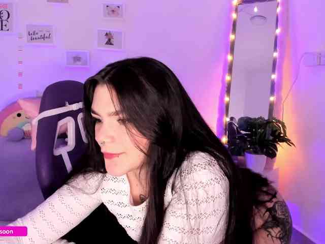 LiaTomson webcam