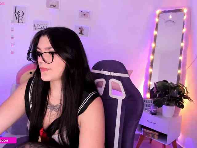LiaTomson webcam