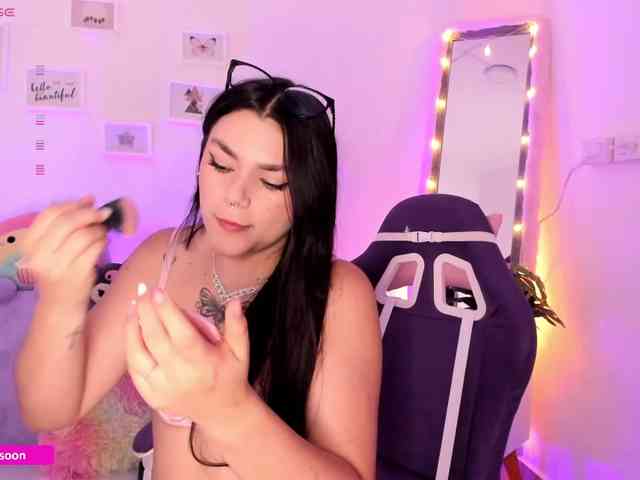 LiaTomson webcam