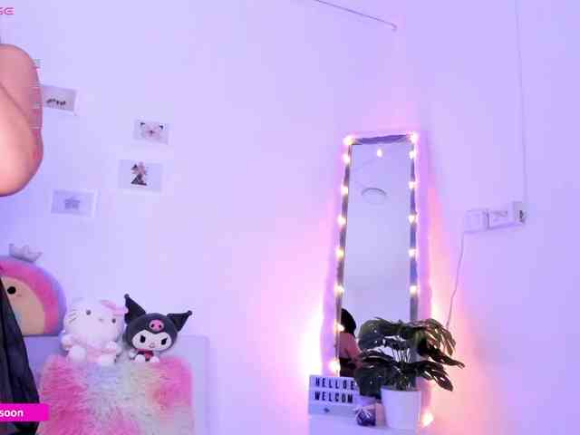 LiaTomson webcam