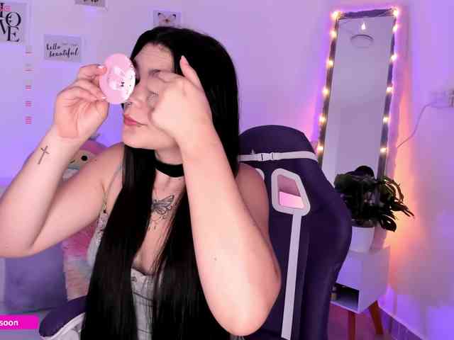 LiaTomson webcam