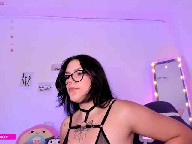 LiaTomson webcam