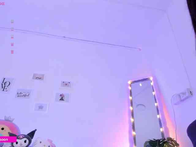 LiaTomson webcam
