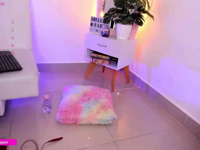 LiaTomson webcam