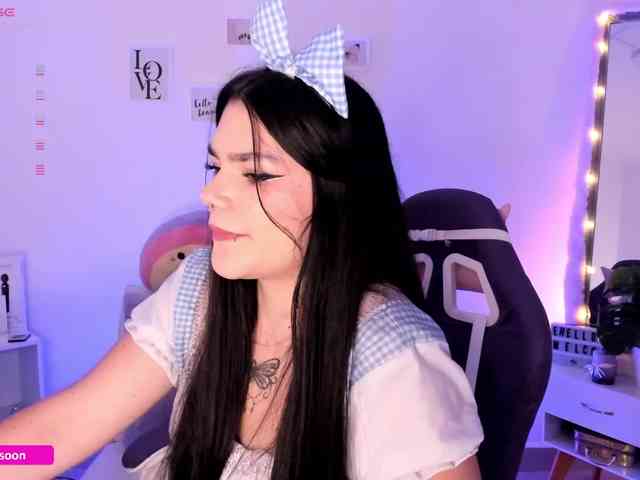 LiaTomson webcam