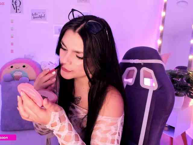 LiaTomson webcam