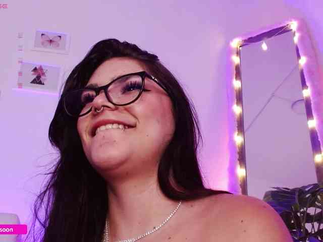 LiaTomson webcam