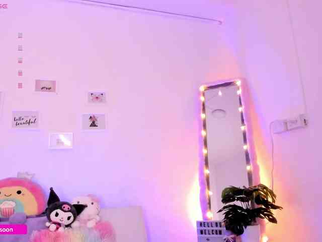 LiaTomson webcam