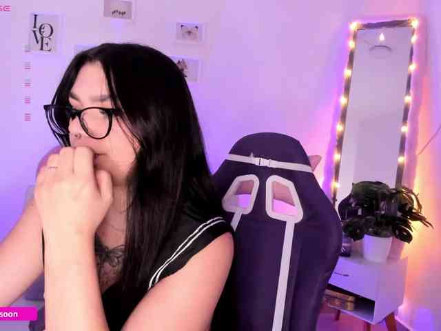 LiaTomson webcam
