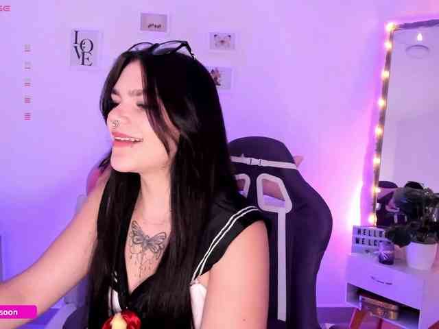 LiaTomson webcam