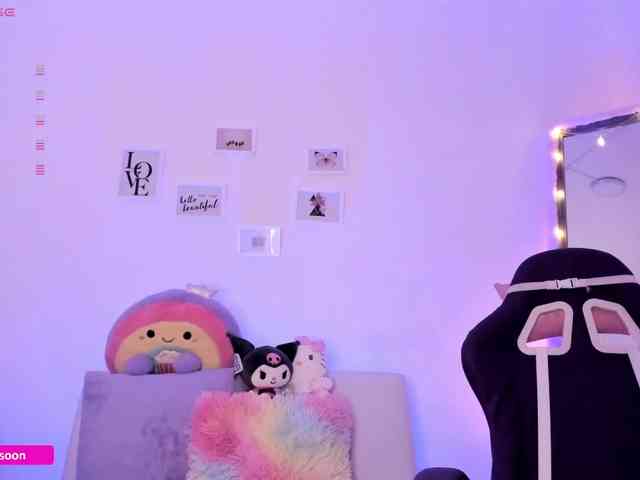 LiaTomson webcam