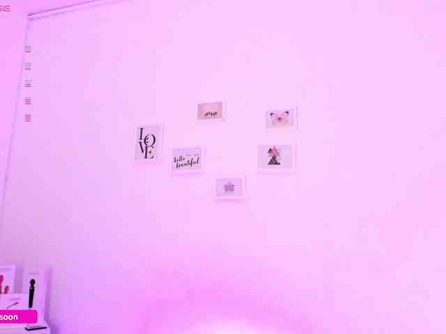 LiaTomson webcam