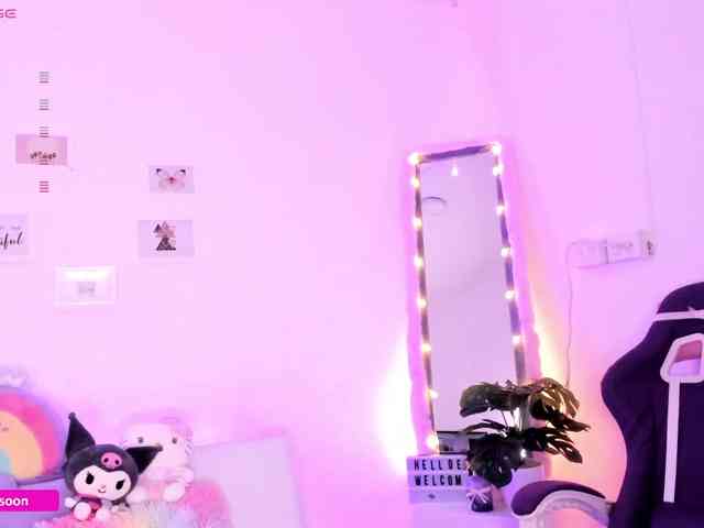 LiaTomson webcam