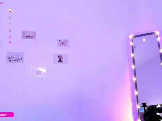 LiaTomson webcam